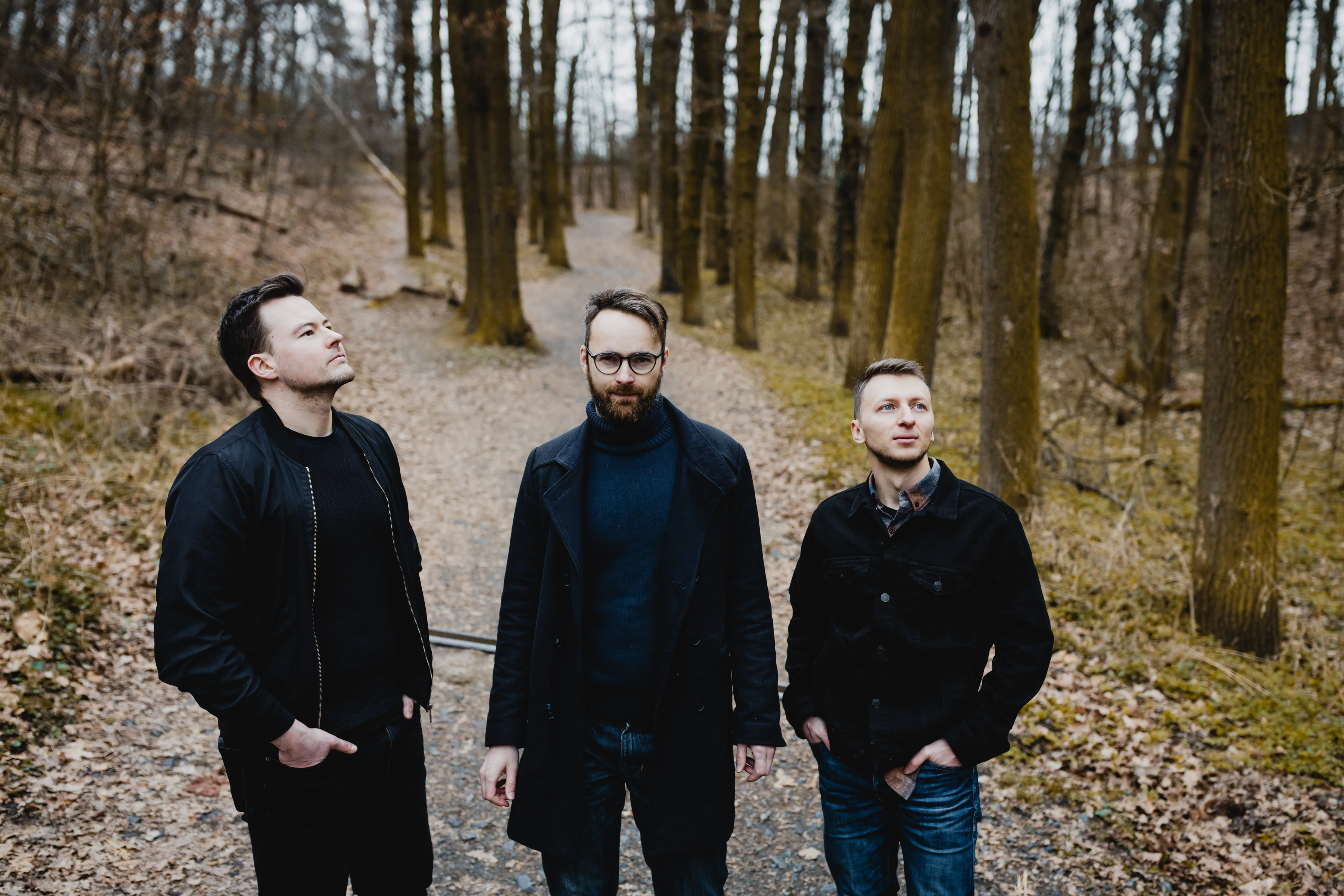 Overfloaters looking away